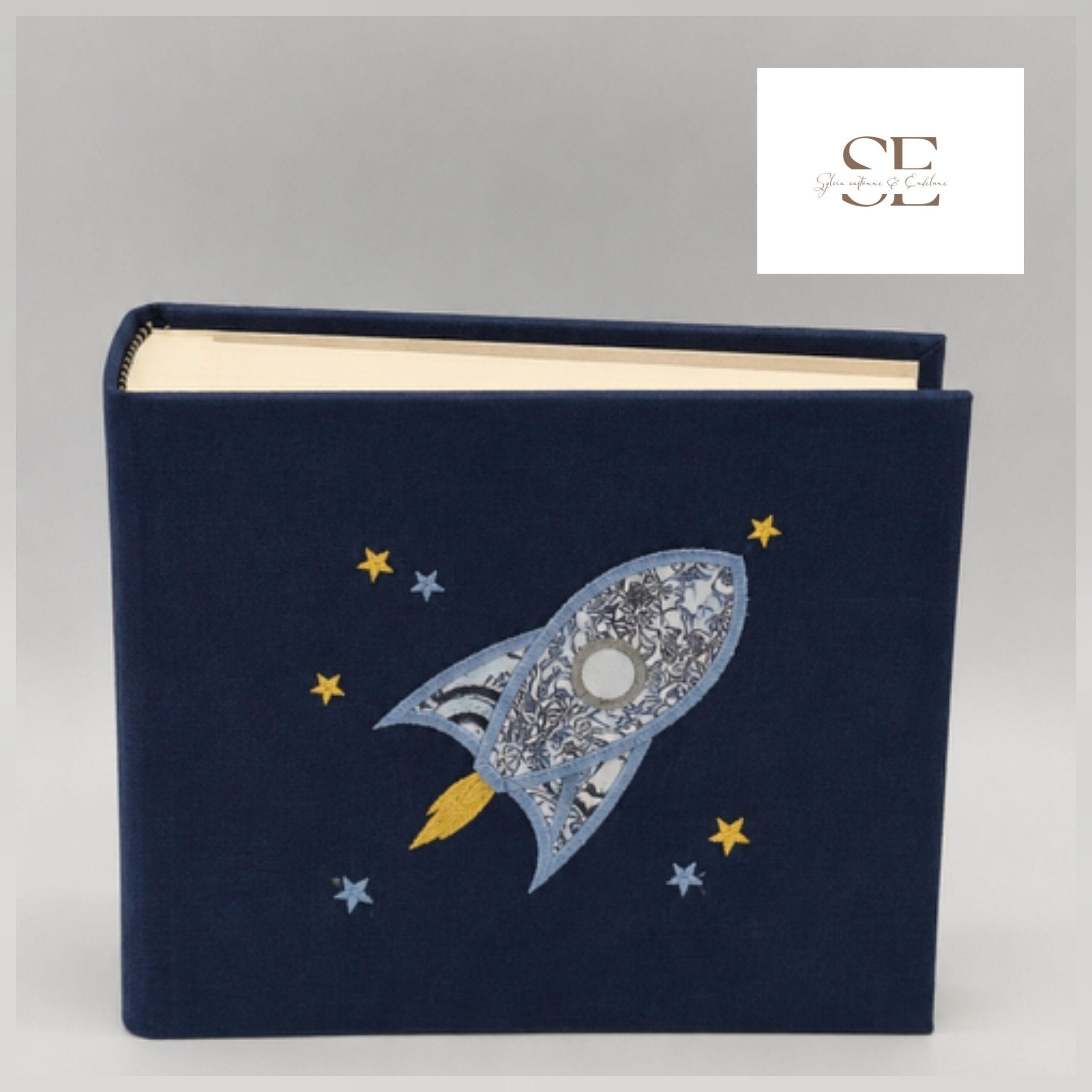 Mini album brodé Fusée