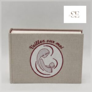 Mini album brodé Vierge Rouge